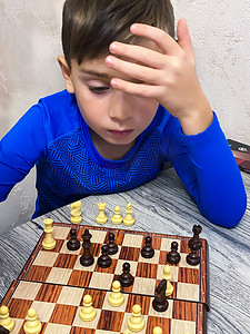 五岁男孩下棋