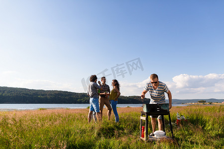 一群年轻人在湖边烧烤