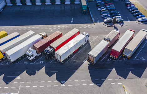 全场首单免运费摄影照片_卡车在物流中心卸货。
