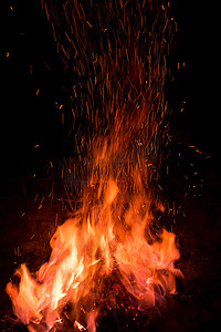有燃烧的火的传统铁匠炉