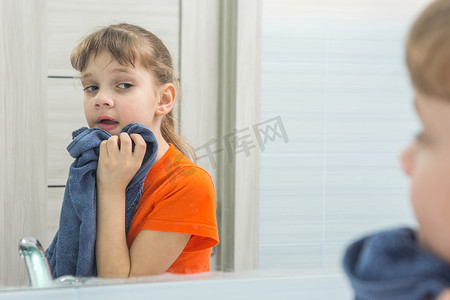 七岁女孩洗完澡用毛巾擦脸