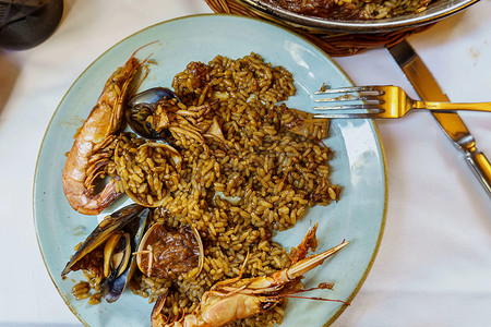 海鲜肉类摄影照片_西班牙海鲜饭是一种以大米、海鲜或肉类为基础的烹饪食谱，起源于现在的西班牙巴伦西亚社区。