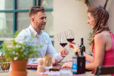 成功男人喝红酒摄影照片_幸福的夫妇喝红酒