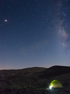 沙漠度假星空下的帐篷