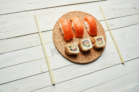 寿司卷日本料理顶视图亚洲木桌