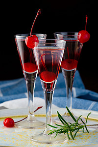 樱桃利口酒和伏特加鸡尾酒与浆果木制的桌子上。