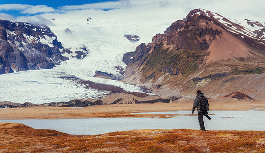 摄影师在冰岛风景如画的地方。