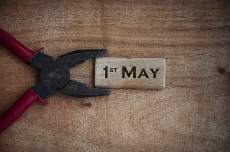 5月1日劳动节摄影照片_木块上的文字-5 月 1 日有工作工具背景。