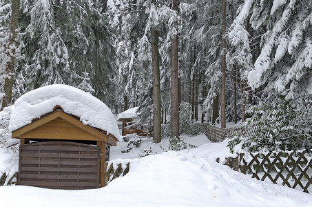 白色小栅栏摄影照片_小度假村的冬季形象
