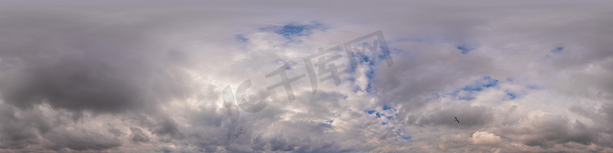 全景图360摄影照片_日落时的阴天全景，积云以无缝球形等距矩形格式作为全天顶，用于 3D 图形、游戏和空中无人机 360 度全景以替换天空。