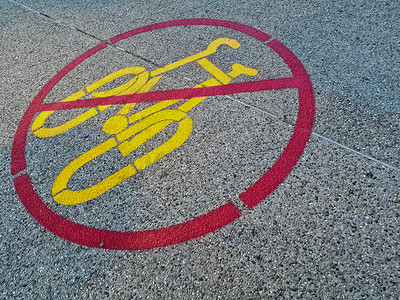 道路上标有禁止自行车通行的标志