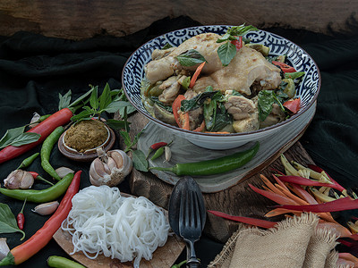 陶瓷碗中的绿咖喱配鸡肉和泰国茄子（Kaeng khiao wan），配以米粉。