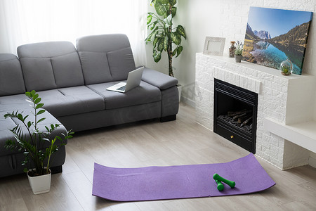 家庭训练概念、室内装饰、室内装饰运动，配有健身房健身运动紫色垫、哑铃