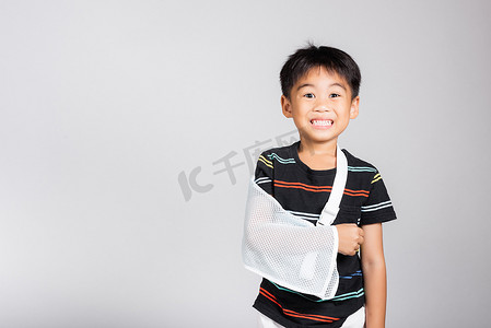5-6 岁小可爱小男孩手骨因事故骨折，手臂夹板在工作室拍摄中被隔离