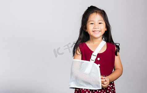 3-4 岁的小可爱小女孩手骨因事故而骨折，手臂夹板在工作室拍摄中被隔离
