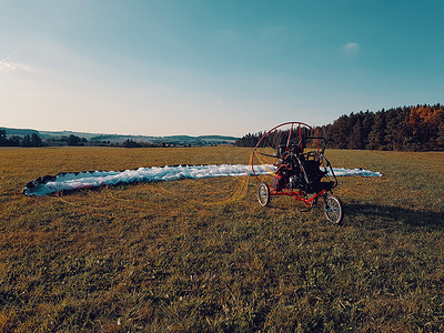 参数化摄影照片_动力滑翔伞车