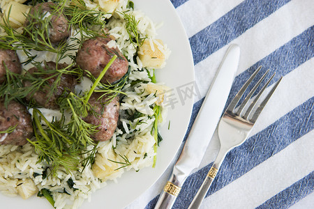瑞典肉丸摄影照片_瑞典肉丸配莳萝，上面撒上芹菜和菠菜米饭。