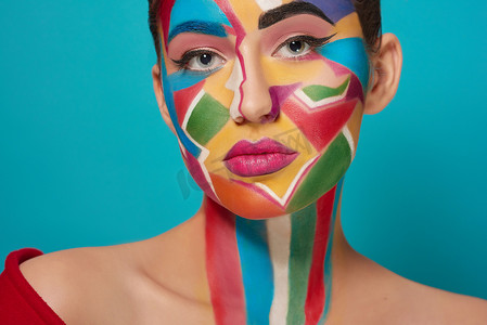 广告化妆女方脸摄影照片_美丽的模特的脸与创意化妆。