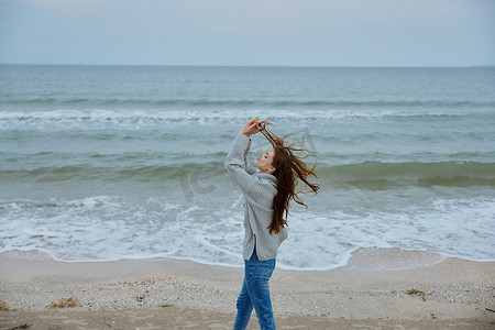 海洋波浪摄影照片_快乐的女人沙滩漫步海洋自由旅行快乐的女性放松