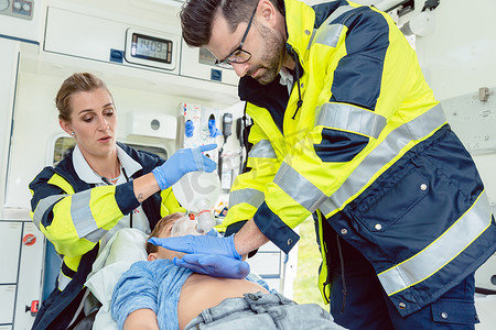 救护演练摄影照片_急诊医生在救护车上进行心脏按摩以使其复活