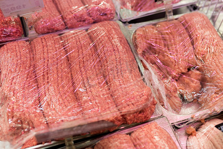 超市里各种包装的牛肉或猪肉碎肉。