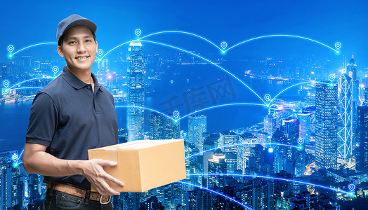 亚洲送货员拿着一个纸板箱，在智慧城市中采用物联网网络，以实现电子商务和物流概念。