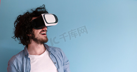 使用 VR 耳机眼镜的虚拟现实的人