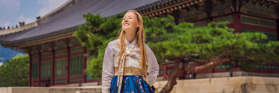 身着韩服的年轻白人女游客去韩国旅游的概念。