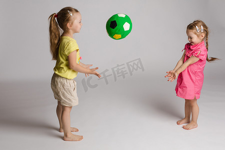 快乐的孩子们投掷和接球。