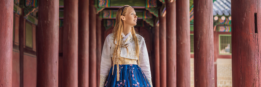 韩服女摄影照片_身着韩服的年轻白人女游客去韩国旅游的概念。