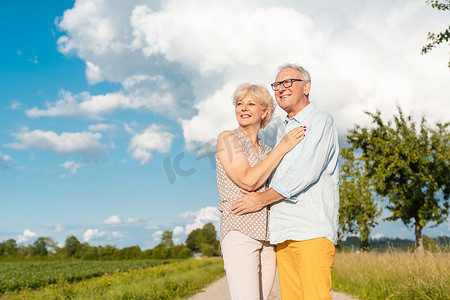 夏日风景中的老夫妇一起展望未来