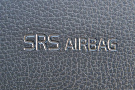 汽车乘客侧仪表板上的 SRS 安全气囊警告文字。