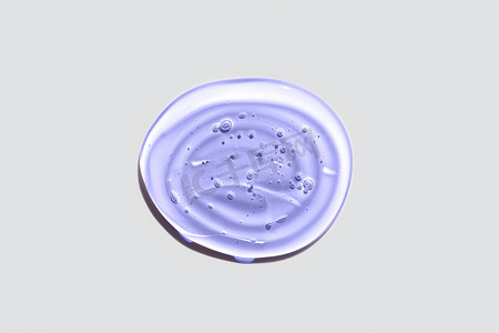 圆透明摄影照片_浅紫色或紫色透明椭圆形凝胶滴隔离在白色背景上。