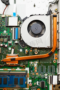 超高频模块摄影照片_笔记本电脑通风冷却系统，主板上的铜散热管