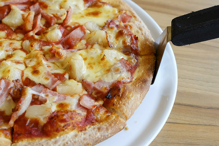 至尊披萨摄影照片_用新鲜菠萝制成的美味夏威夷乡村风格披萨