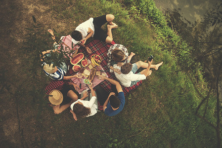 一群朋友享受野餐时间的顶视图