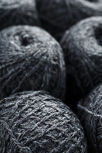 由天然羊毛制成的灰色纱线，制成线团。