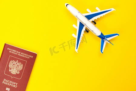 外国俄罗斯护照和黄色背景的飞机。