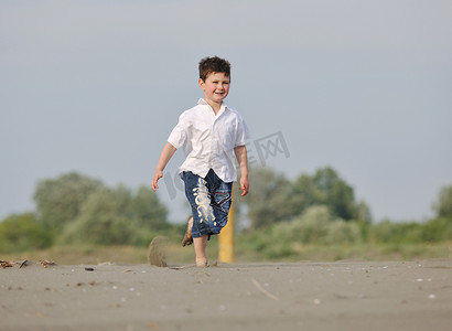 在海滩上奔跑的小男孩