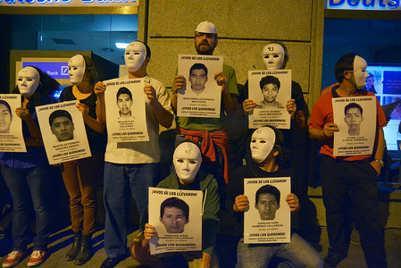 大使馆摄影照片_马德里 - 阿约齐纳帕绑架 - 墨西哥大使馆 - 抗议