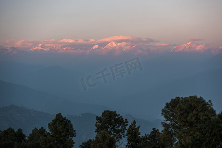 尼泊尔纳加阔特的喜马拉雅山日落