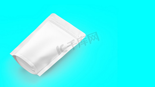 空白的现实塑料拉链袋躺在托沙背景上。 