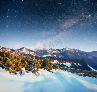 冬季雪夜的星空。