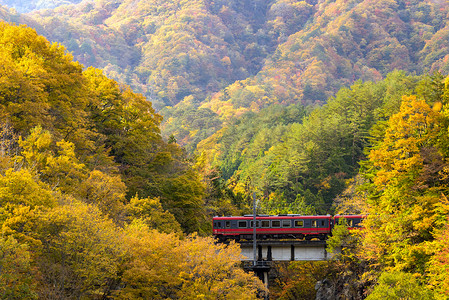 日本通勤摄影照片_红色列车通勤福岛日本