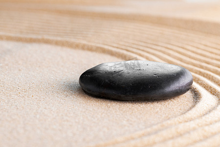 日本禅宗花园，石头铺在倾斜的沙子上