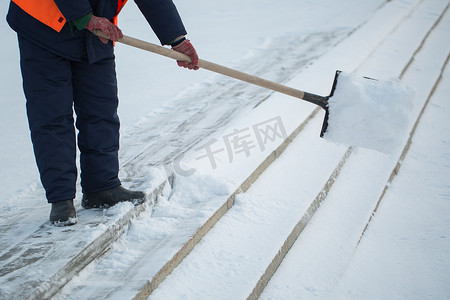 冬季，工人们清扫道路积雪，清理暴风雪道路
