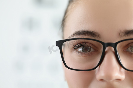 女性脸，女性戴眼镜以提高黑框视力