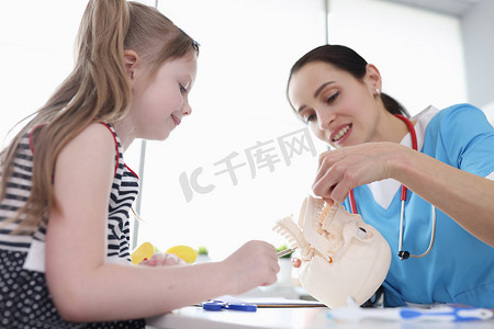 骨骼女孩摄影照片_诊所的医生教孩子解剖学，特写