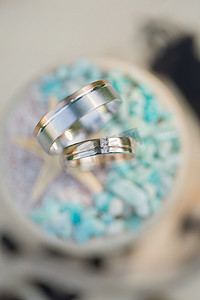 装饰首饰盒中的结婚戒指