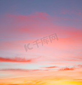 抽象太阳摄影照片_彩色天空中的日出白云和抽象